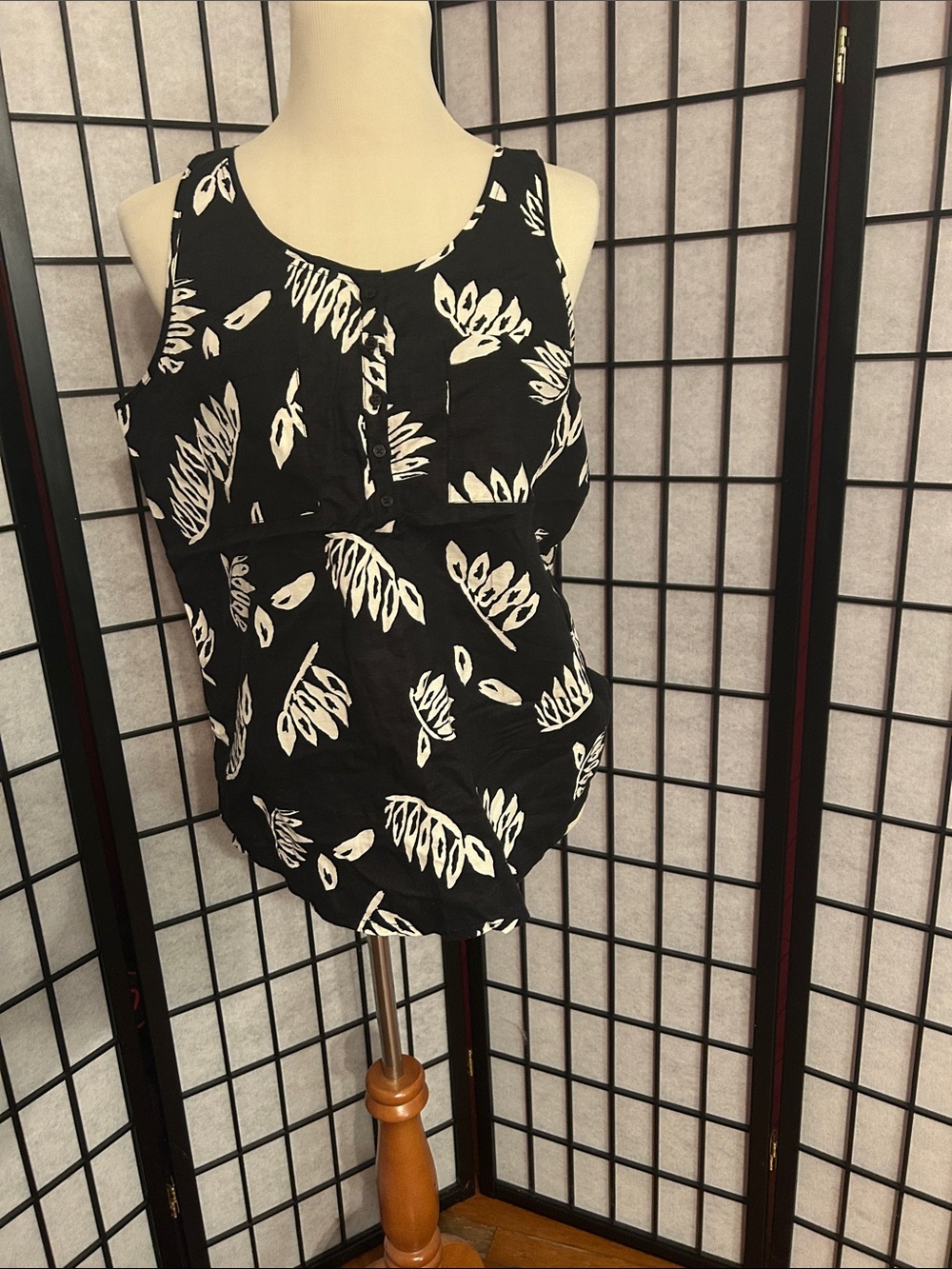 LOFT Black and White Leaf-Print Business Casual Sleeveless Top